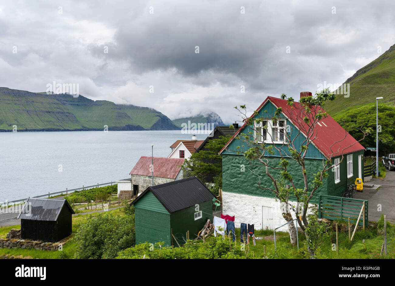 Die Insel Kunoy mit Dorf Kunoy. Färöer, Dänemark Stockfoto
