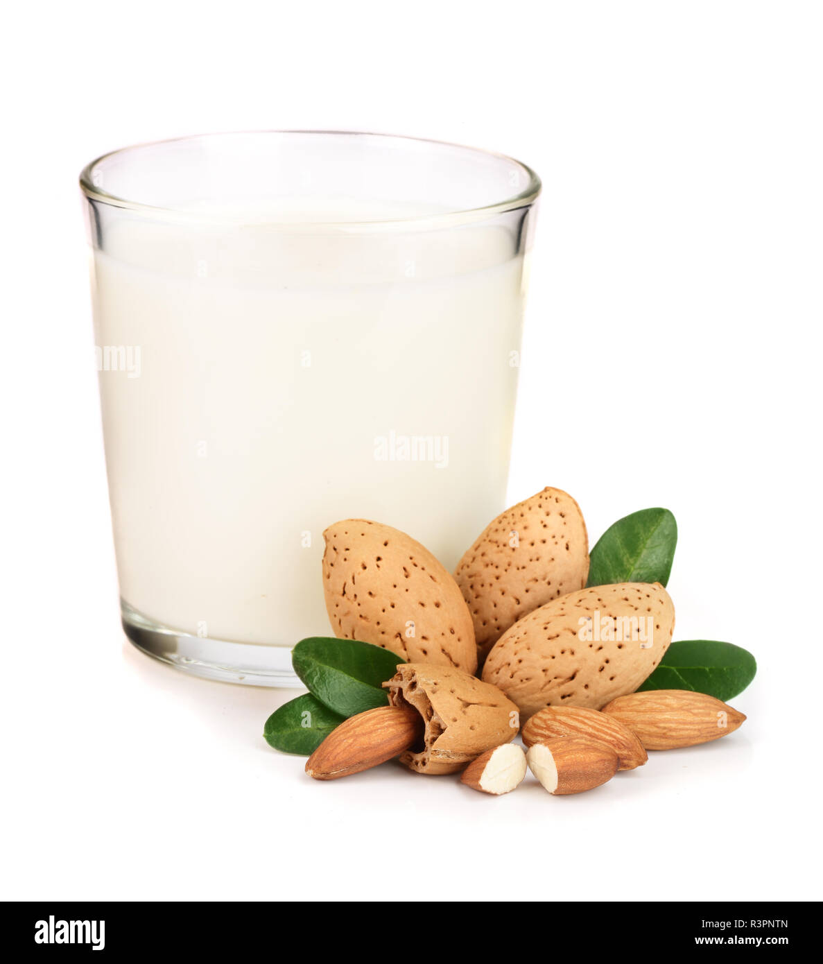 Glas Mandelmilch auf weißem Hintergrund Stockfoto