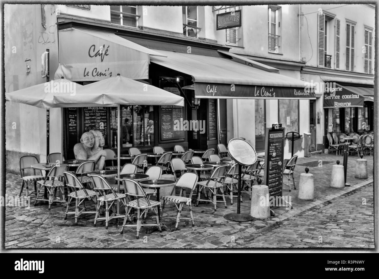 Schwarz-weiß Bild von Cafe Montmartre Paris (Redaktionelle nur verwenden) Stockfoto
