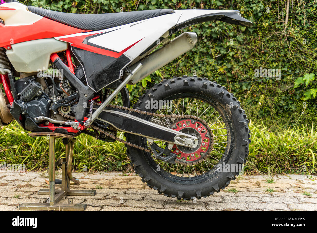 Hinterrad enduro Motorrad. Extreme Sport Konzept. Stockfoto