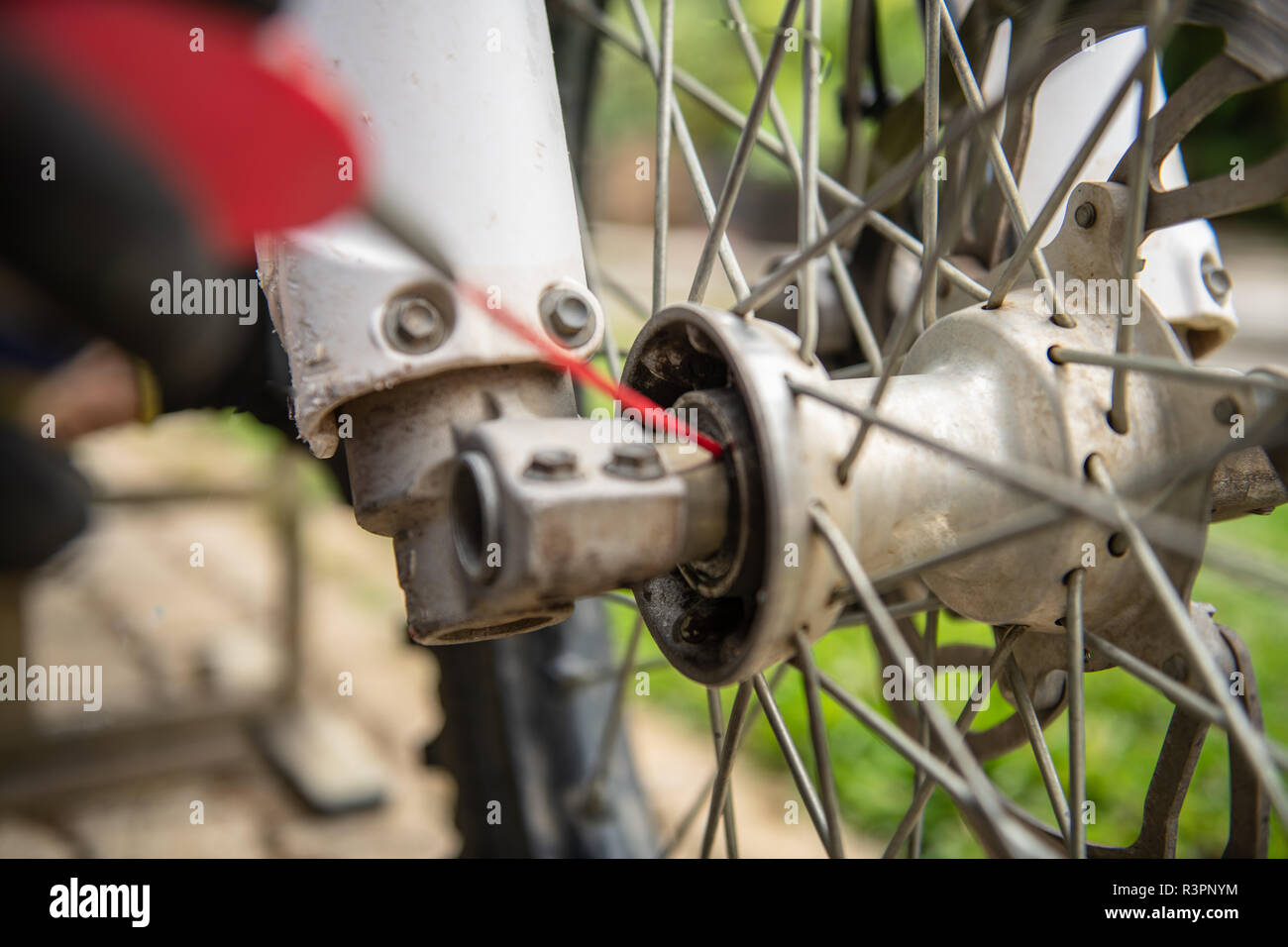 Schmierung Motorrad Radlager mit Kettenspray schmieren Stockfotografie -  Alamy
