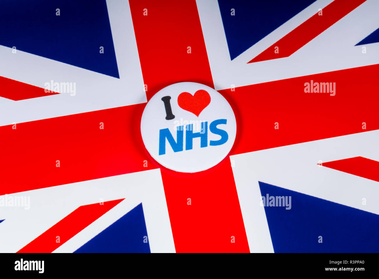 London, Großbritannien, 20. November 2018: Ich liebe die NHS pin Badge, dargestellt über die die Flagge des Vereinigten Königreichs. Stockfoto