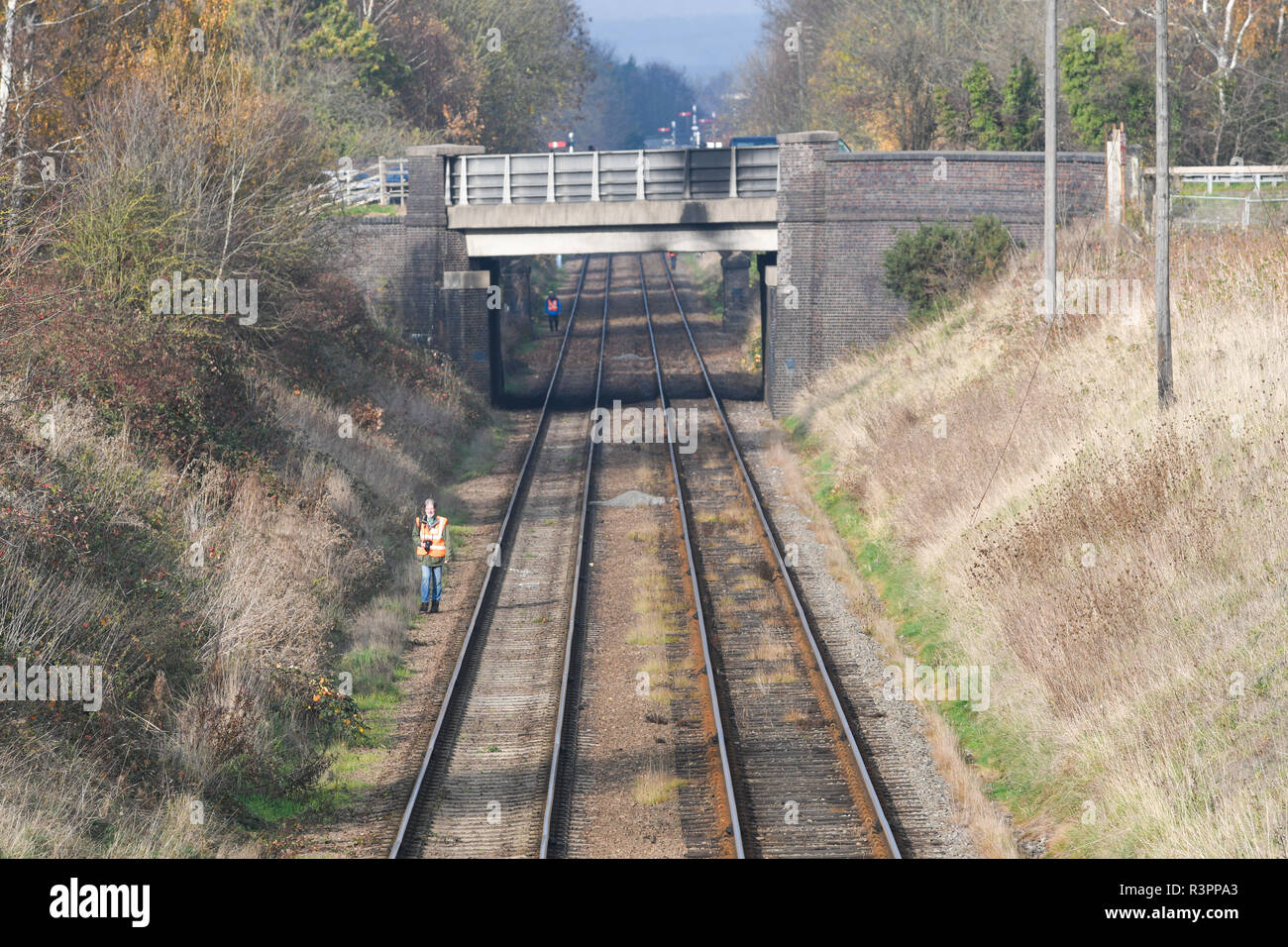 Fotograf zu Fuß neben der Great Central Railway Line nach Erhalt einer Netzseite Pass Stockfoto