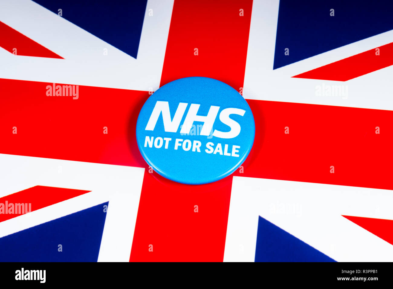 London, Großbritannien, 20. November 2018: NHS nicht zum Verkauf pin Badge, dargestellt über die die Flagge des Vereinigten Königreichs. Stockfoto