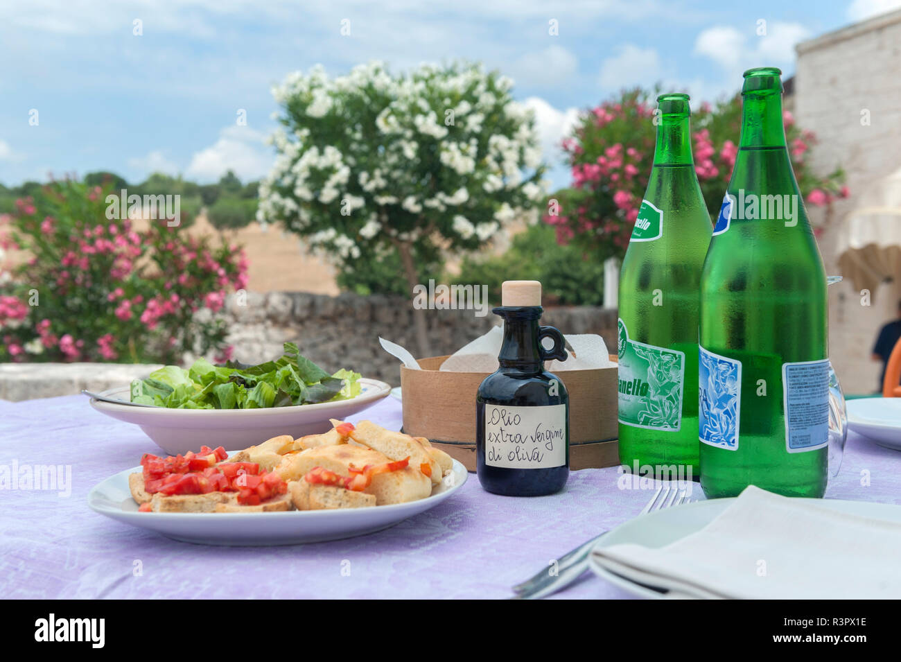 Outdoor Dining im Masseria Aprile, Locorotundo, Italien Stockfoto