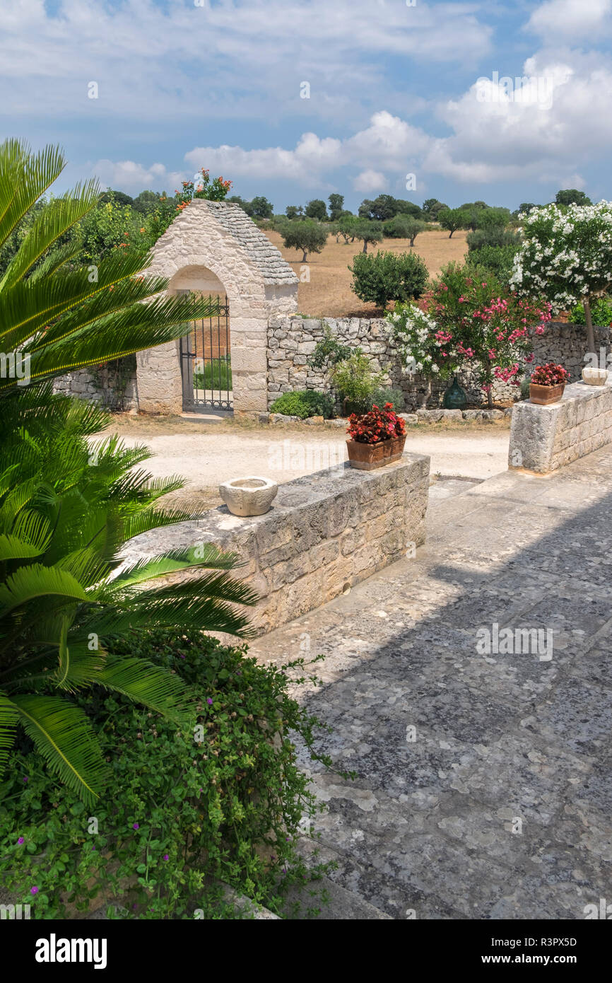 Tor im Masseria Aprile, Locorotundo, Italien Stockfoto