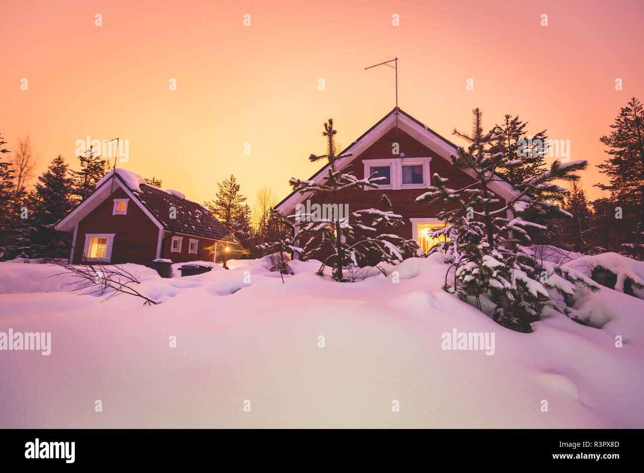Ein gemütliches Blockhaus cottage Chalet Haus im Schnee in der Nähe von  Skigebiet im Winter mit dem Licht einschalten, abend Bild Stockfotografie -  Alamy