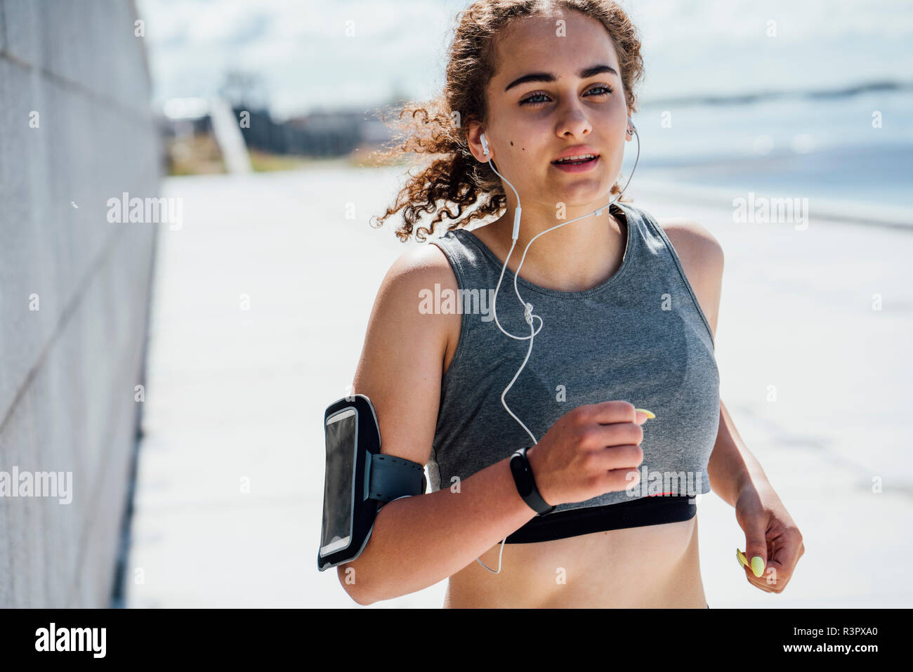 Porträt der jungen athletische Frau läuft Stockfoto