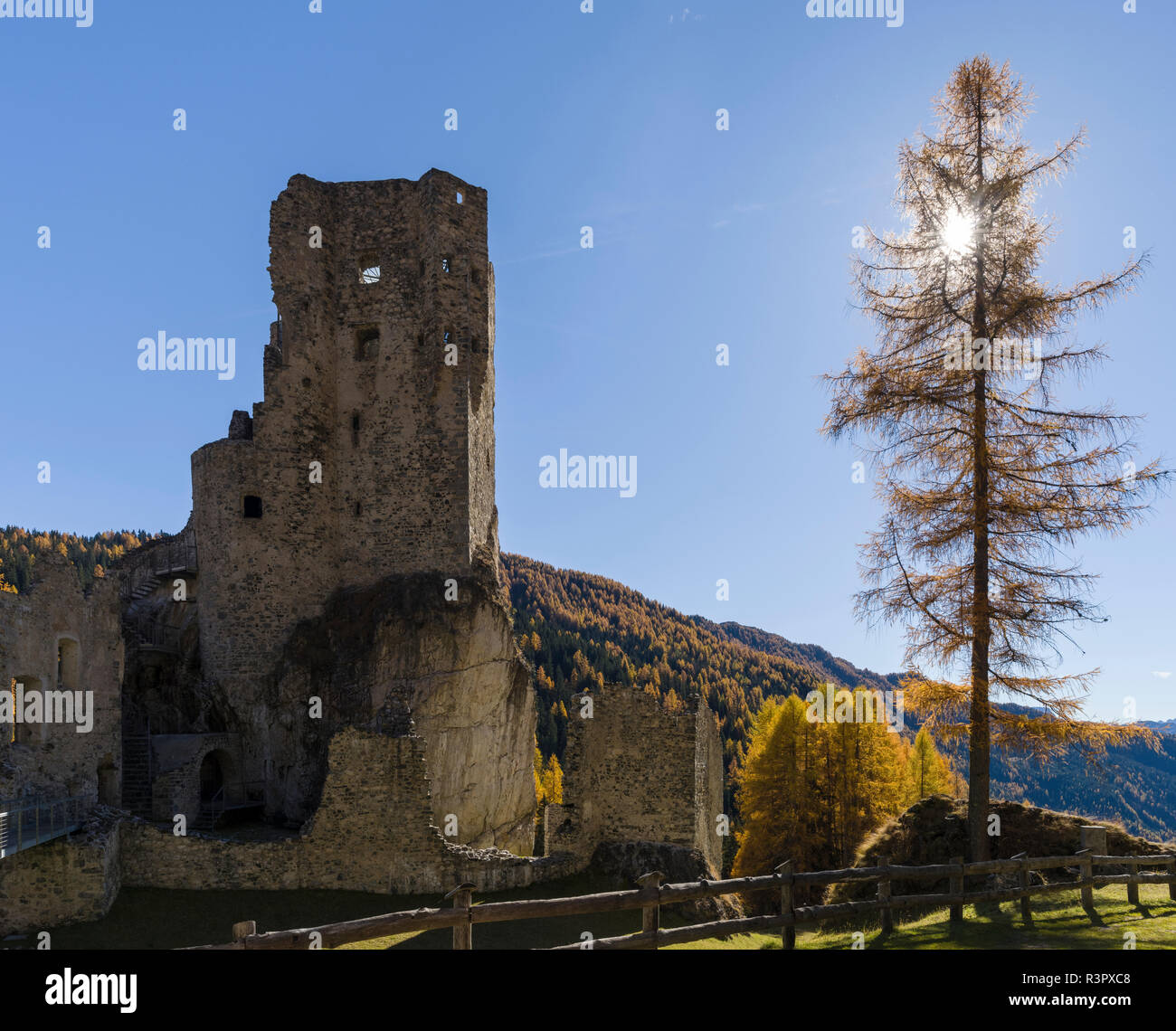 Andraz Schloß (auch genannt oder Andrac Buchenstein) in der Nähe von Passo Falzarego in den Dolomiten in der Region Veneto. Teil des UNESCO-Weltkulturerbes, Italien Stockfoto