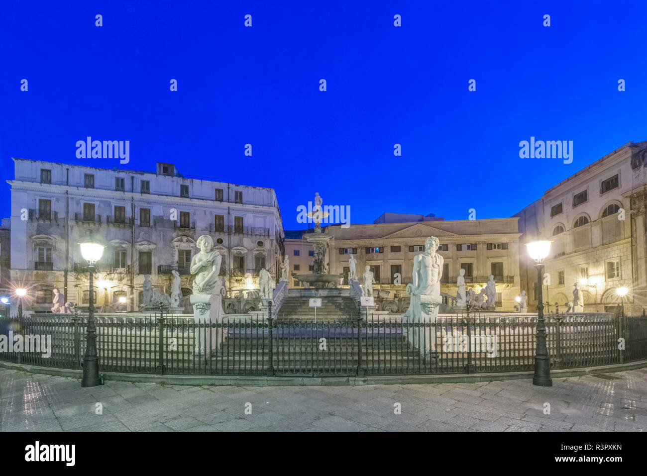 Europa, Italien, Sizilien, Palermo, Piazza Pretoria in der Morgendämmerung Stockfoto