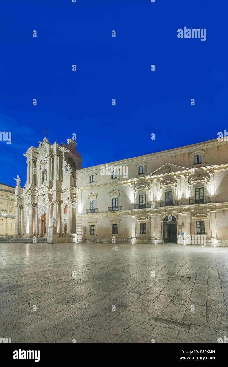 Italien, Sizilien, Syracuse. Die Kathedrale von Syrakus in der Morgendämmerung Stockfoto