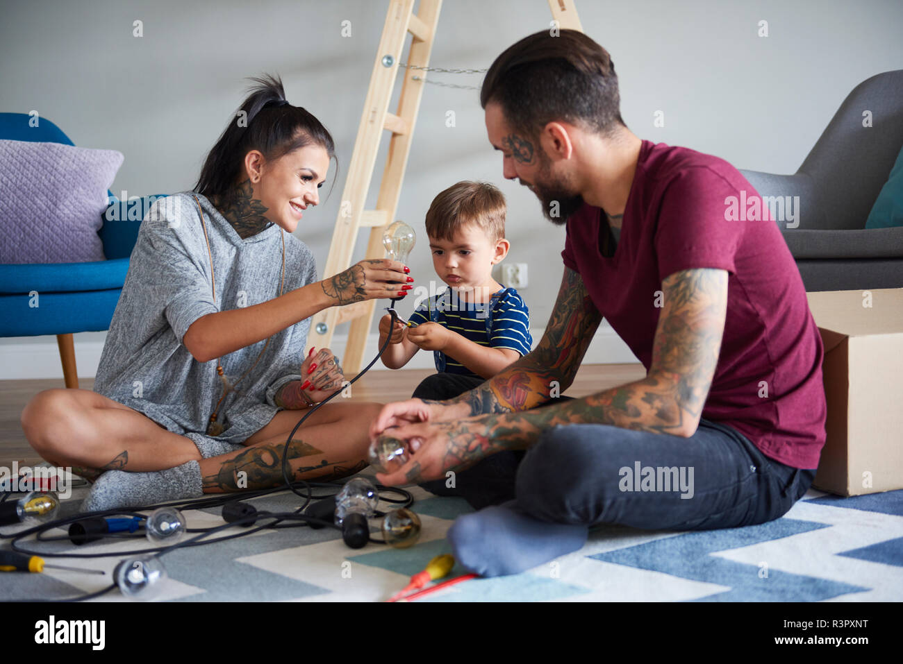 Gerne moderne Familie verzieren das Haus für Weihnachten Stockfoto