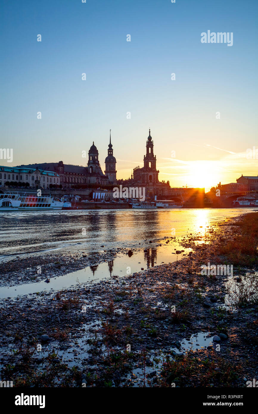Deutschland, Sachsen, Dresden, Blick auf die Stadt bei Sonnenuntergang, Elbe Stockfoto