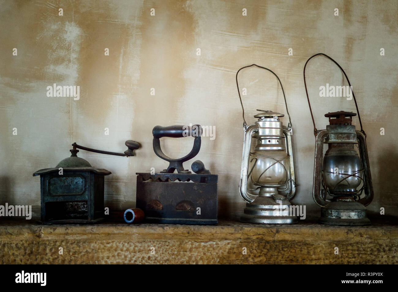 Petroleumlampe Bügeleisen Kaffeemühle auf offenem Feuer Stockfoto
