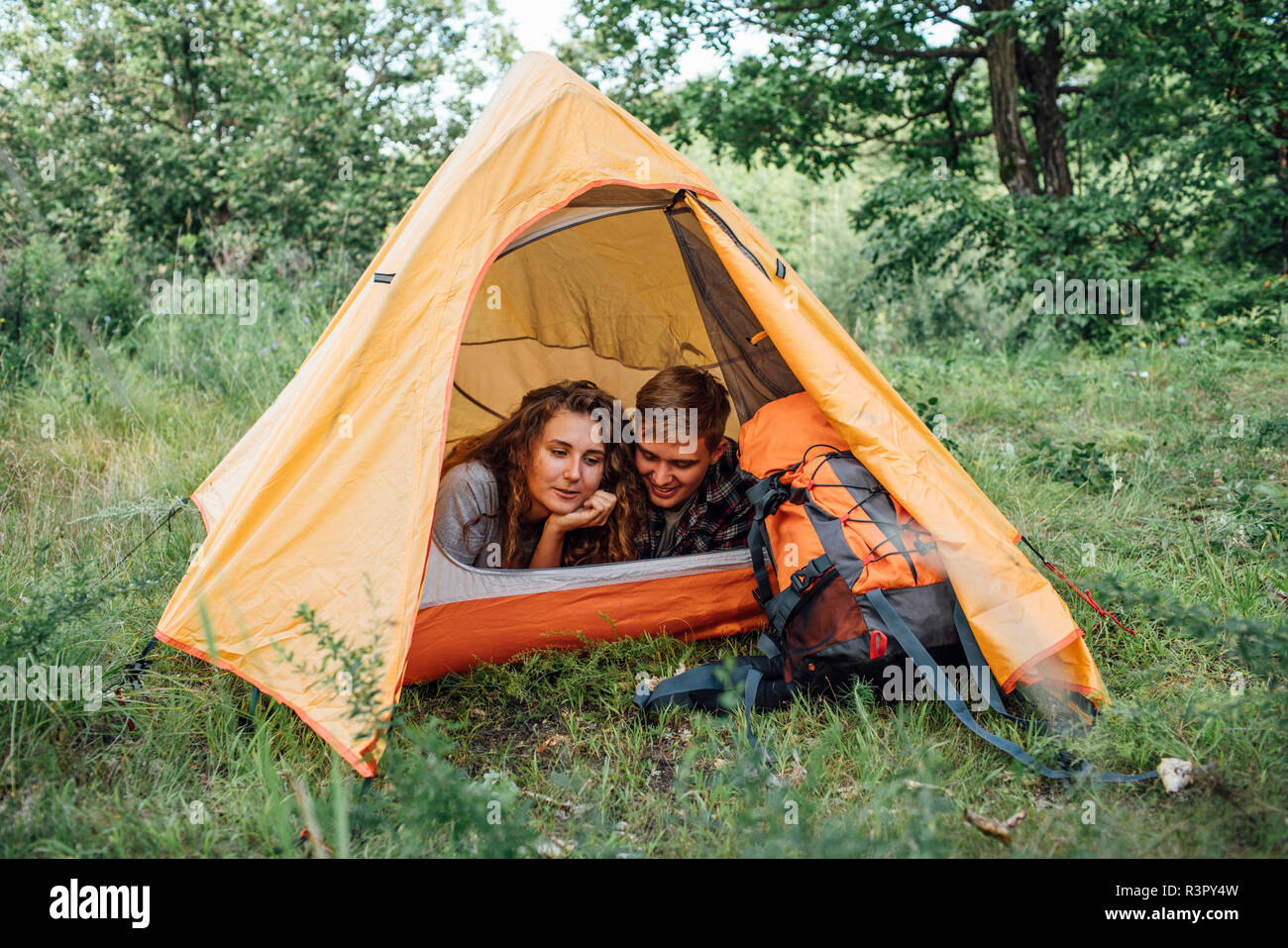 Junges Paar Camping in der Natur, im Zelt liegen, eine Pause Stockfoto