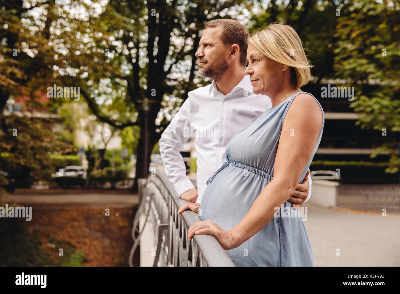 Reifen schwangeren Paare an Brücke im Park Stockfoto
