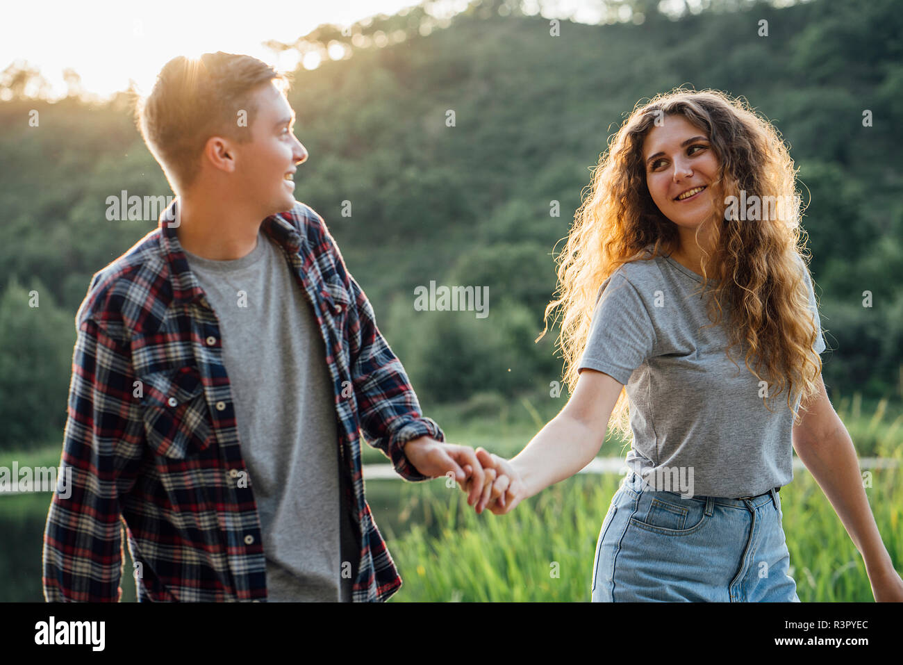 Romantisches Paar viel Zeit in der Natur, halten sich an den Händen Stockfoto