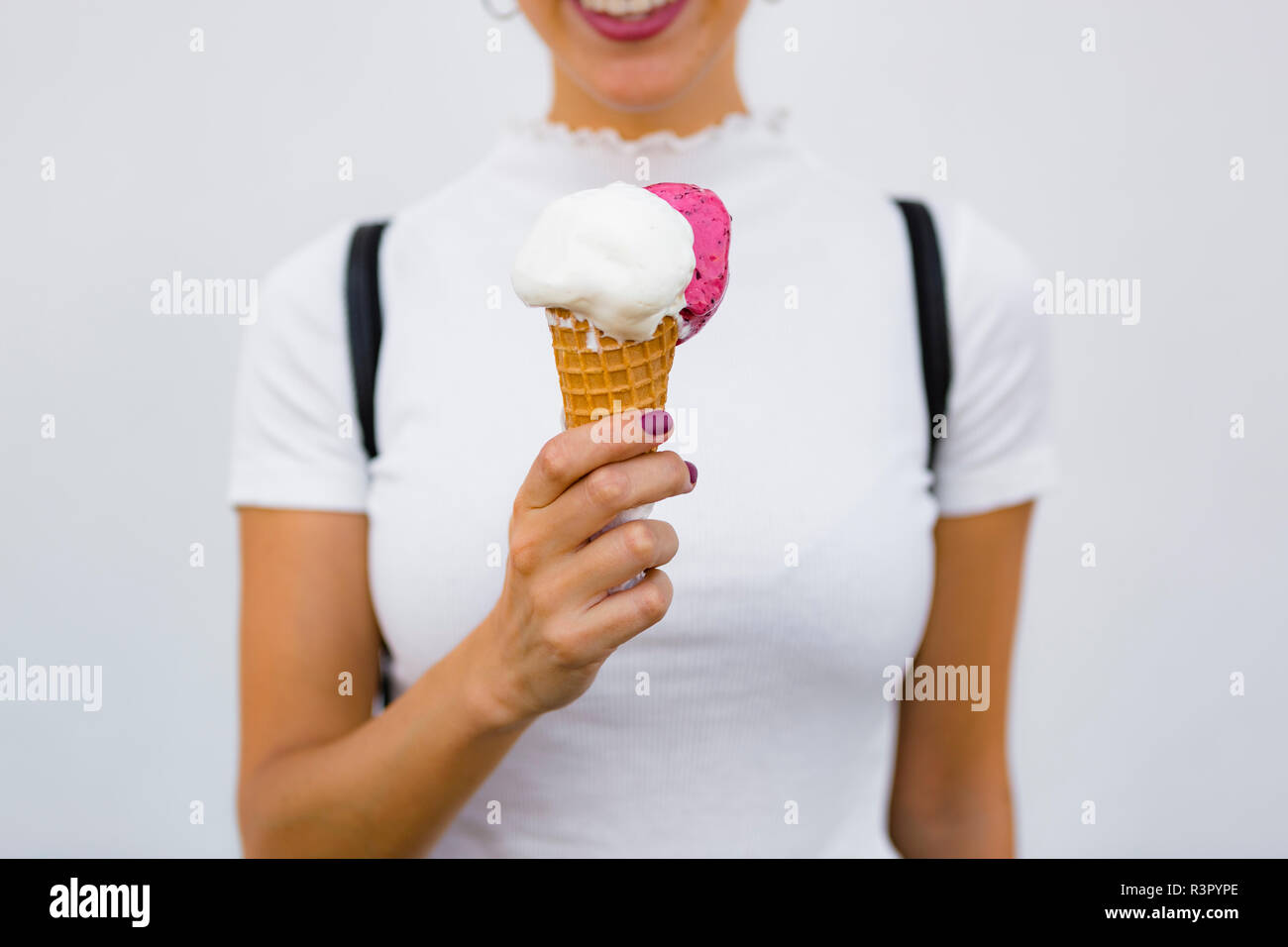 Frau Hand mit Eiscreme-Kegel Stockfoto