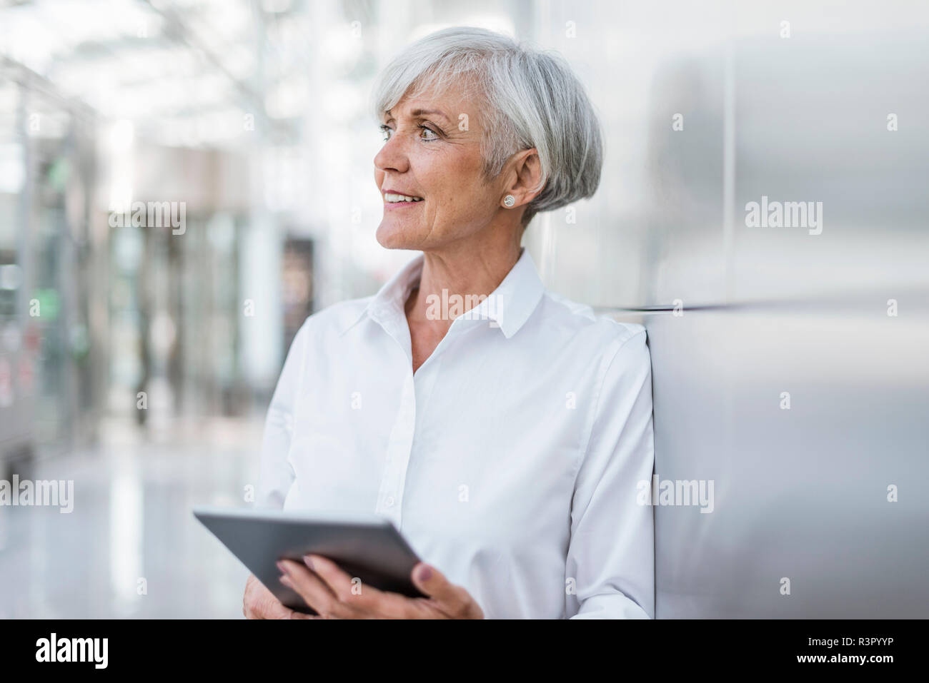 Portrait von lächelnden senior Geschäftsfrau holding Tablet Stockfoto