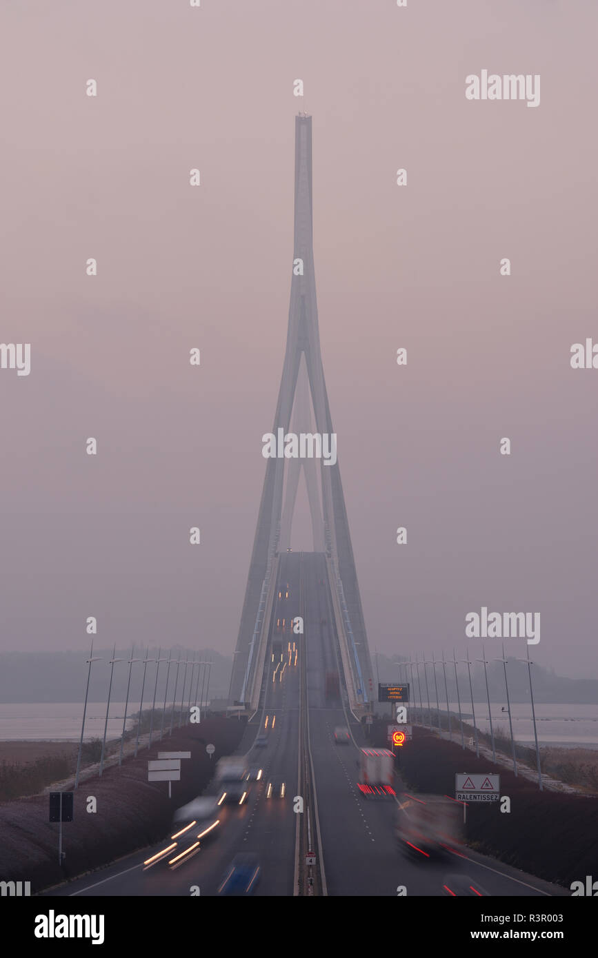 Frankreich, Le Havre, Pont de Normandie im Morgennebel Stockfoto