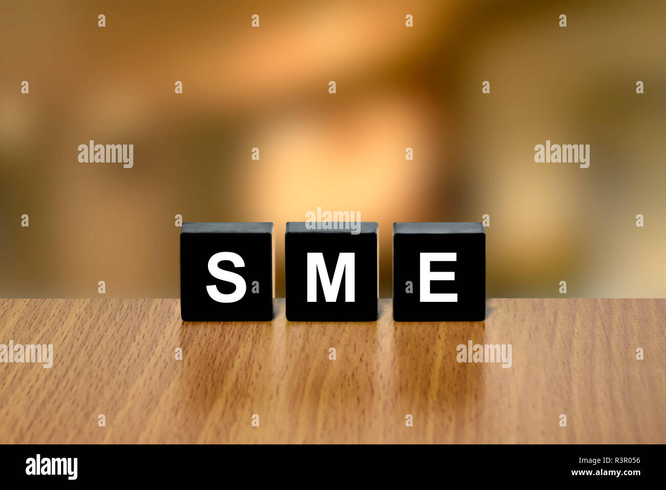 Kmu oder kleine und mittlere Unternehmen auf dem Schwarzen Block Stockfoto
