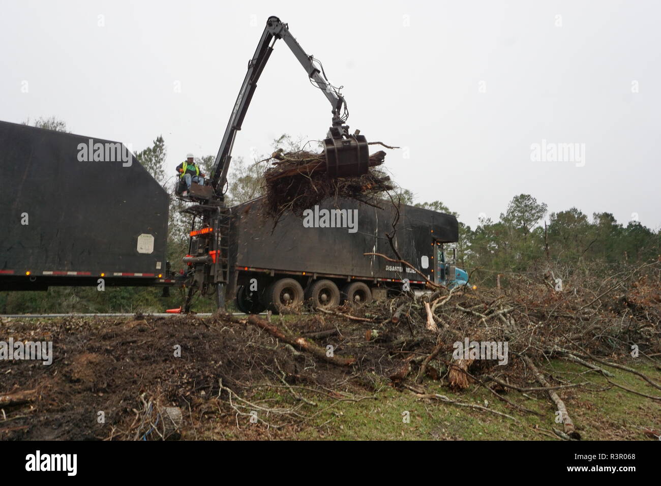 Ein Fahrer aus Lasten vegetativen Schmutz von seinem Lkw und Anhänger an einem temporären Ablagerungen Inszenierung und Reduzierung Website in Seminole County, Ga. Der US-Armee Korps der Ingenieure zusammen mit lokalen Regierungsbeamten, begann Rückstandabbau Aktivität in Georgien, unter der Leitung der Georgia Emergency Management und Homeland Security Agency (GEMA/HS) und Federal Emergency Management Agenturen (FEMA) als Teil der FEMA Ablagerungen mission Zuordnung. Stockfoto