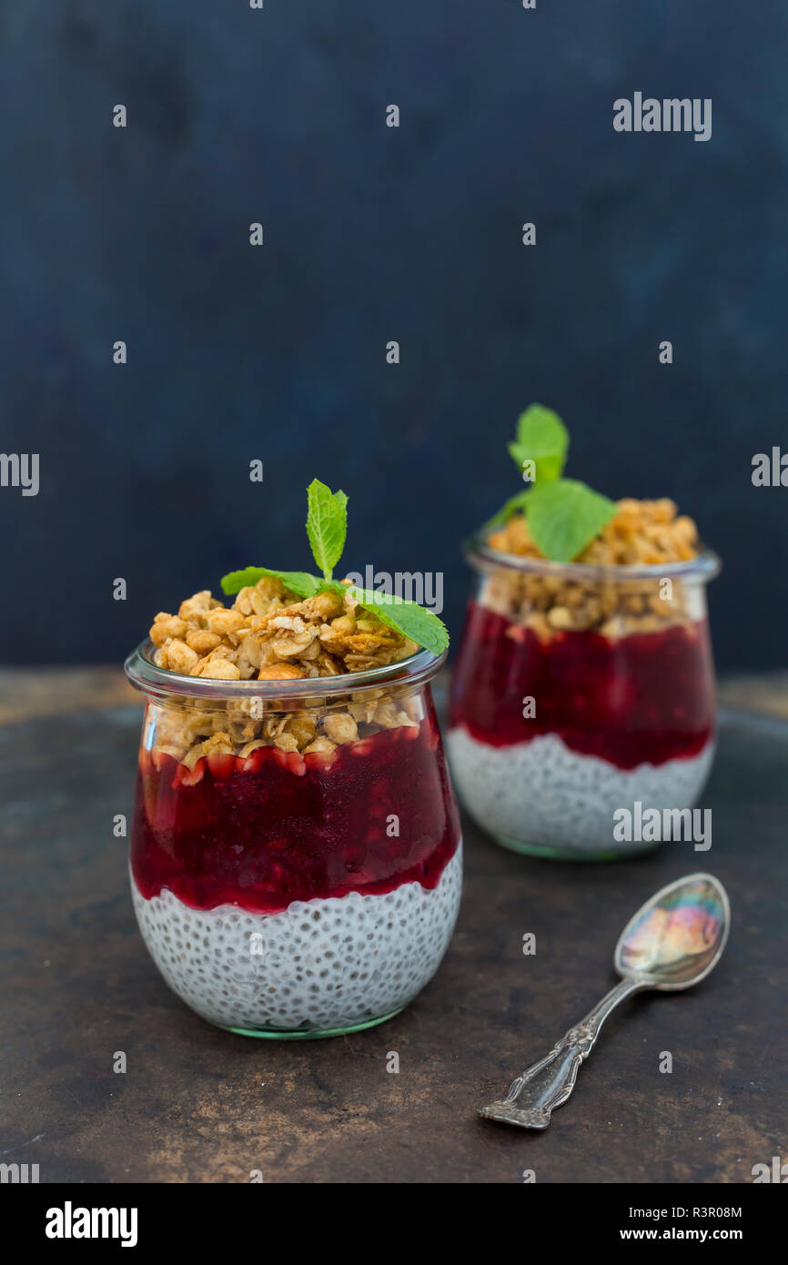 Zwei Glaser Von Chia Pudding Mit Kokosmilch Rote Grutze Und Erdnuss Musli Nachfullen Stockfotografie Alamy