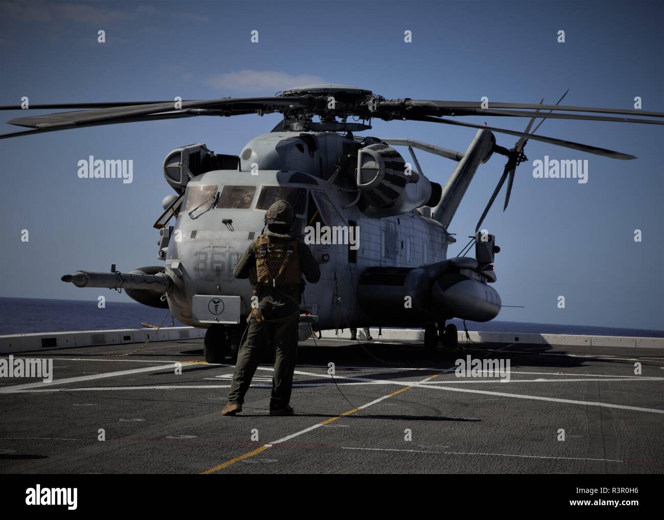 Us Marine Corps Sgt. Garrett Mühlen, eine Crew Chief mit schweren Marine Corps Helicopter Squadron 462, Special Purpose Marine Air Ground Task Force - Peru, führt eine vorflugcheck auf Ein CH-53E Super Stallion Hubschrauber an Bord der San Antonio-Klasse amphibious Transport dock Schiff USS Essex (LPD 25) im Pazifischen Ozean, Nov. 14, 2018. SPMAGTF - Peru ist zur Unterstützung der dauerhaften Versprechen Initiative langjähriges Engagement US Southern Command, die an die Nationen der westlichen Hemisphäre zu bekräftigen, eingesetzt. (U.S. Marine Corps Foto von Sgt. Brett Norman) Stockfoto