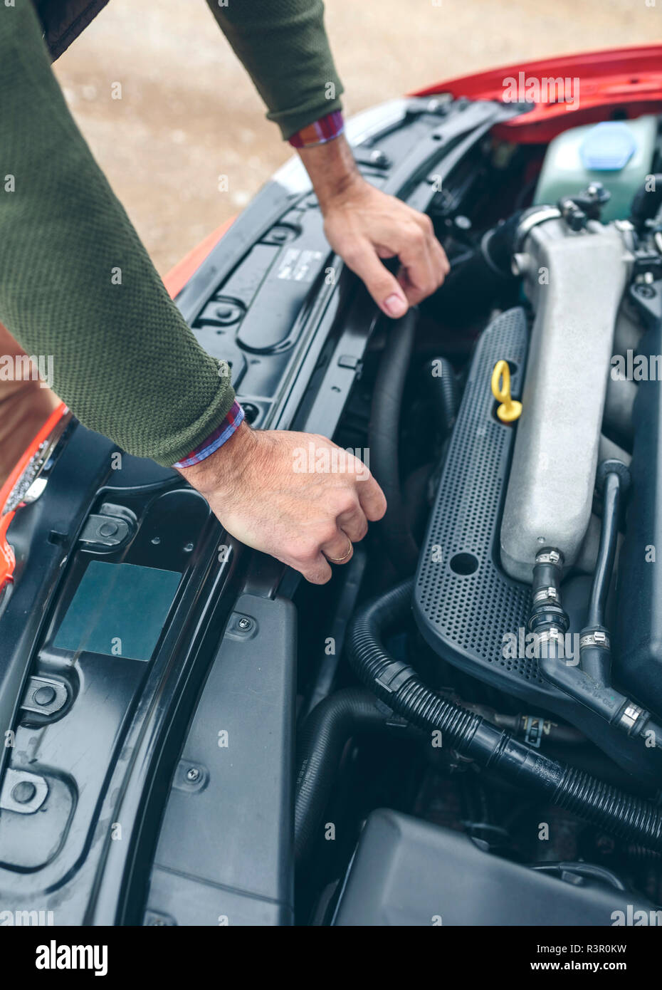 KFZ Mechaniker repariert Motor eines Fahrzeugs in der Autowerkstatt - Close  Up Hand mit Werkzeug im Motorraum Photos