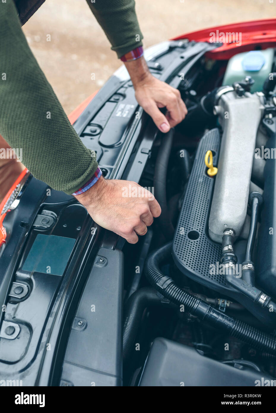 Close-up des Menschen Auto Motor prüfen Stockfoto