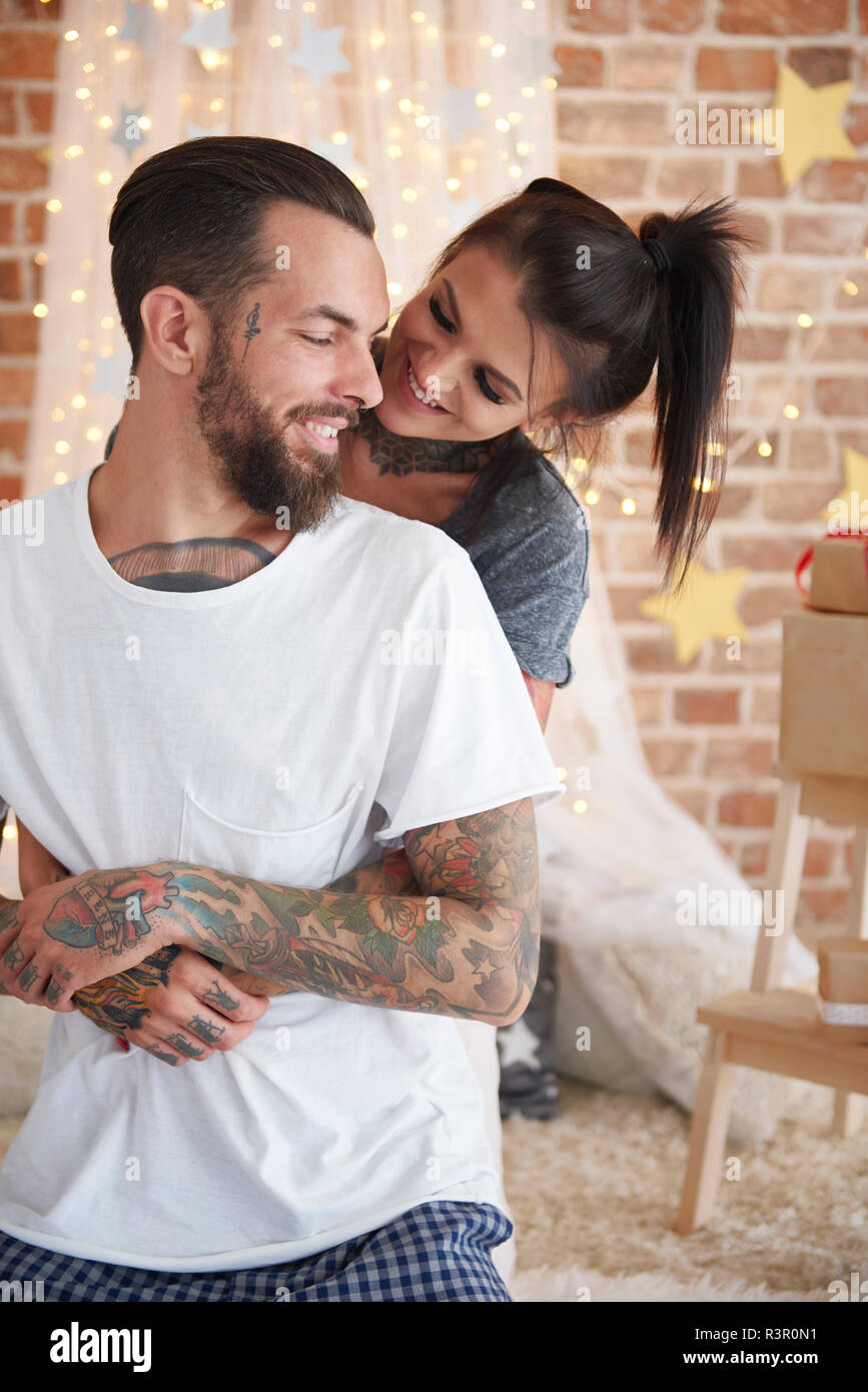 Glückliches junges Paar zu Hause an Weihnachten Stockfoto