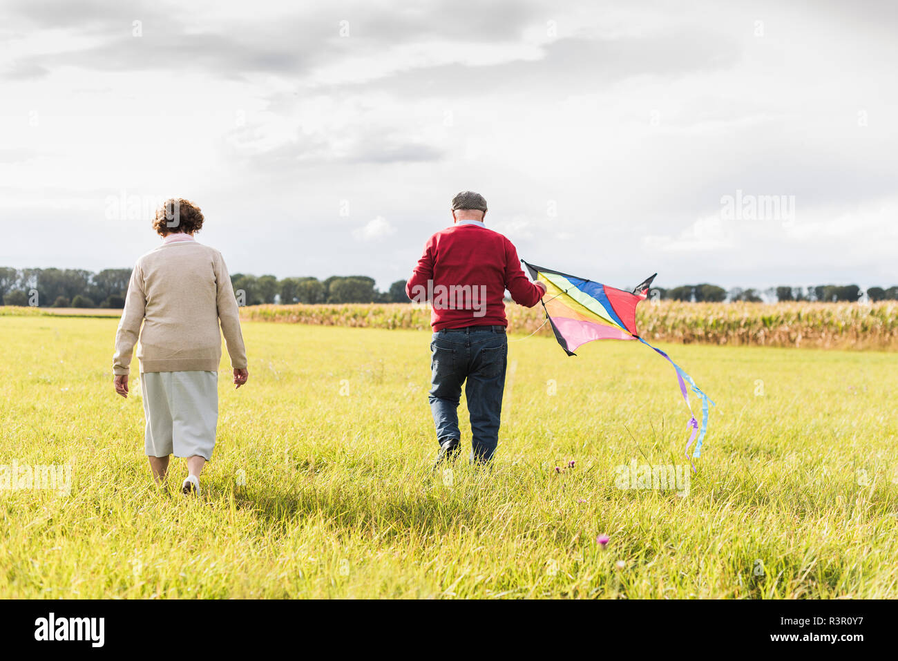 Senior Paar mit Kite in ländlichen Landschaft Stockfoto
