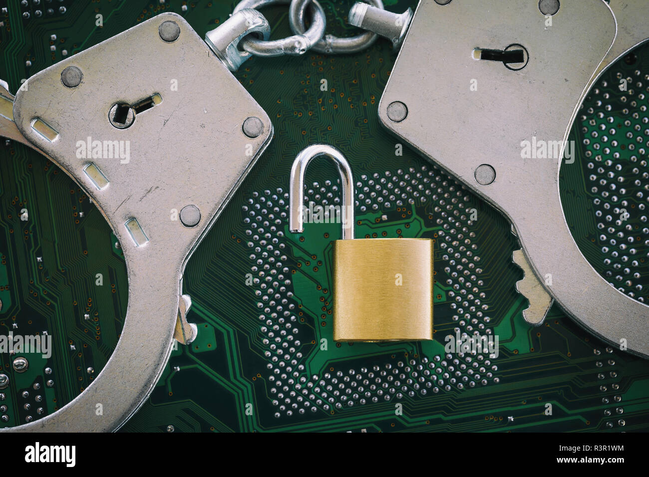 Digital Security Konzept Schloss Offnen Mit Handschellen Auf Dem Hintergrund Einer Computer Chip Stockfotografie Alamy