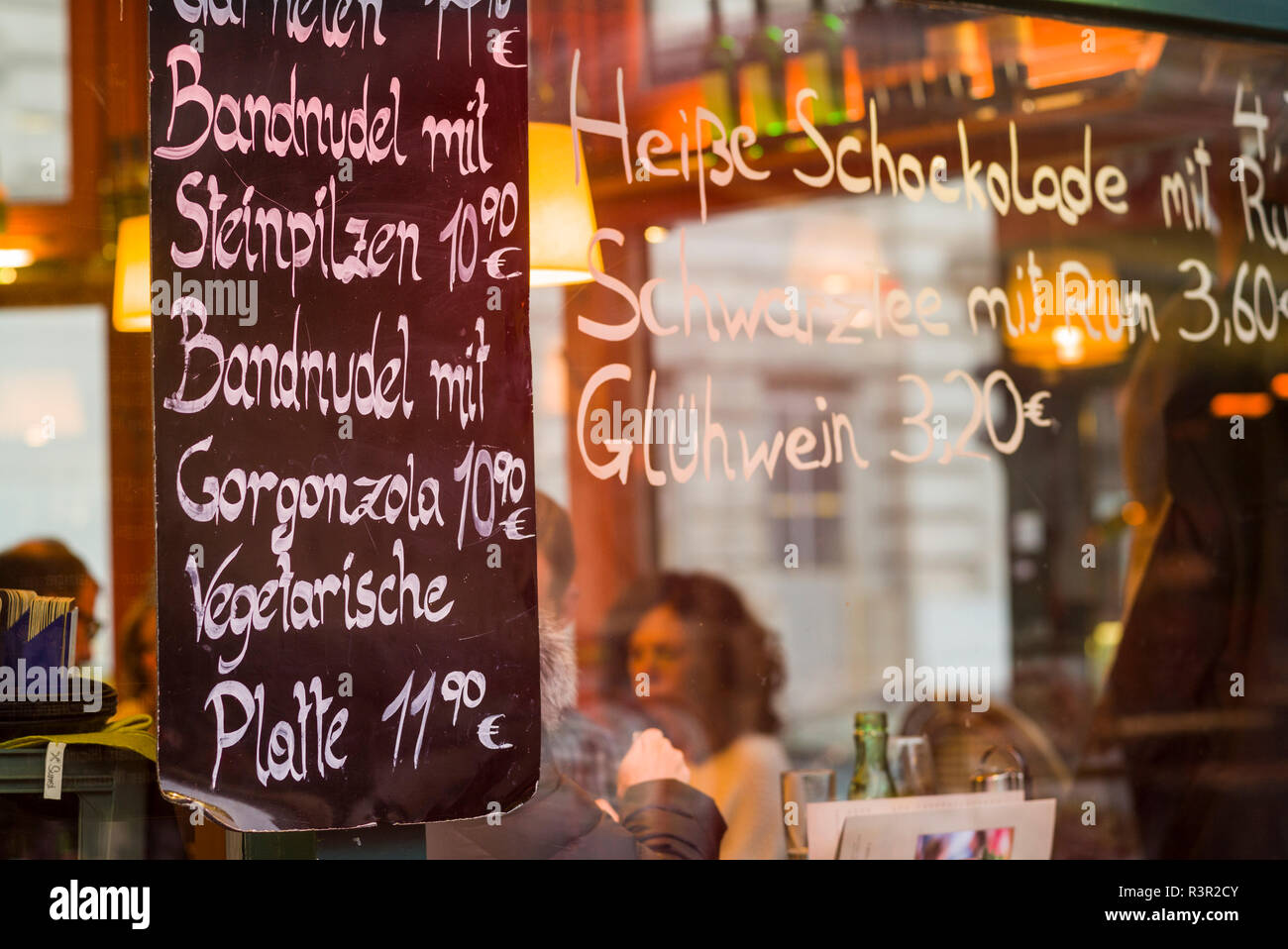 Österreich, Wien. Naschmarkt, Essen im Freien Markt, Fenster Cafe  Stockfotografie - Alamy