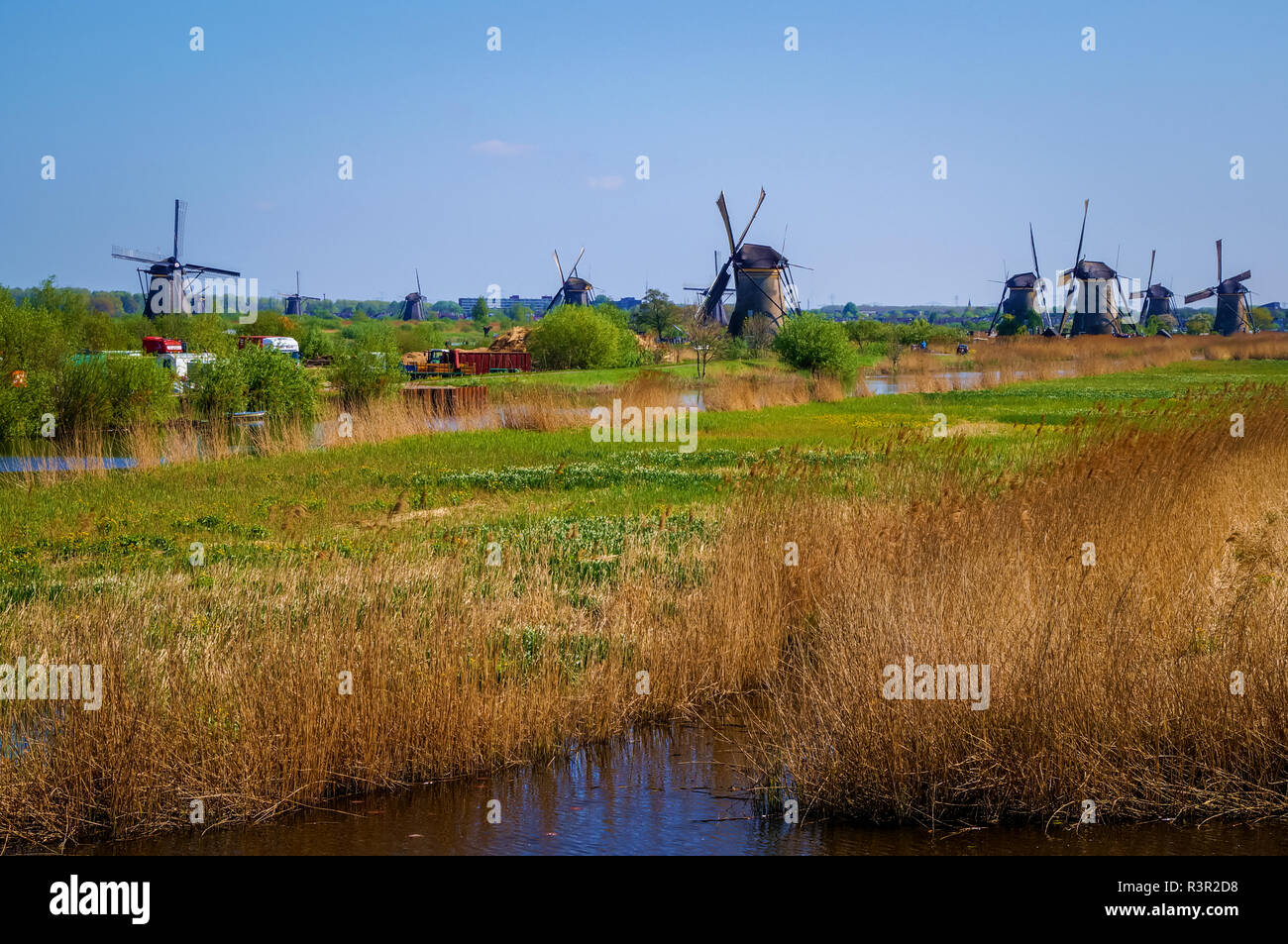 Typische holländische Polderlandschaft mit traditionellen Windmühlen. Stockfoto