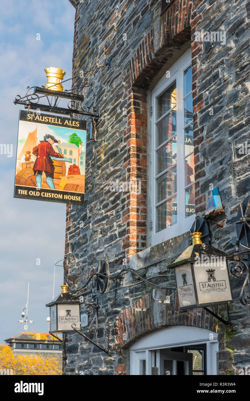 Die alten Custom House Pub Außen- und Inn Zeichen in Padstow, Cornwall, England Stockfoto