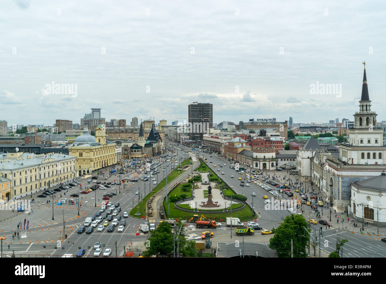 Moskau, Russland - 10. Juni 2017: komsomolskaja Platz, berühmten Drei Station Square, mit viel Verkehr in natürlichem Licht an einem bewölkten Tag, tagsüber Stockfoto