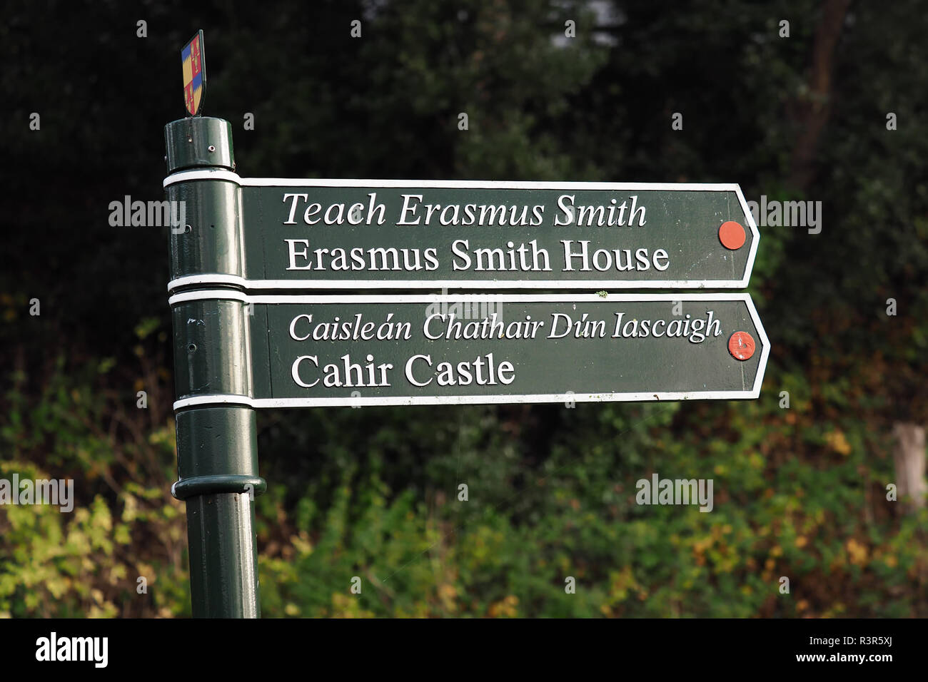 Wegweiser diections angezeigt zu Erasmus Smith House und Cahir Castle in Cahir, Tipperary, Irland Stockfoto