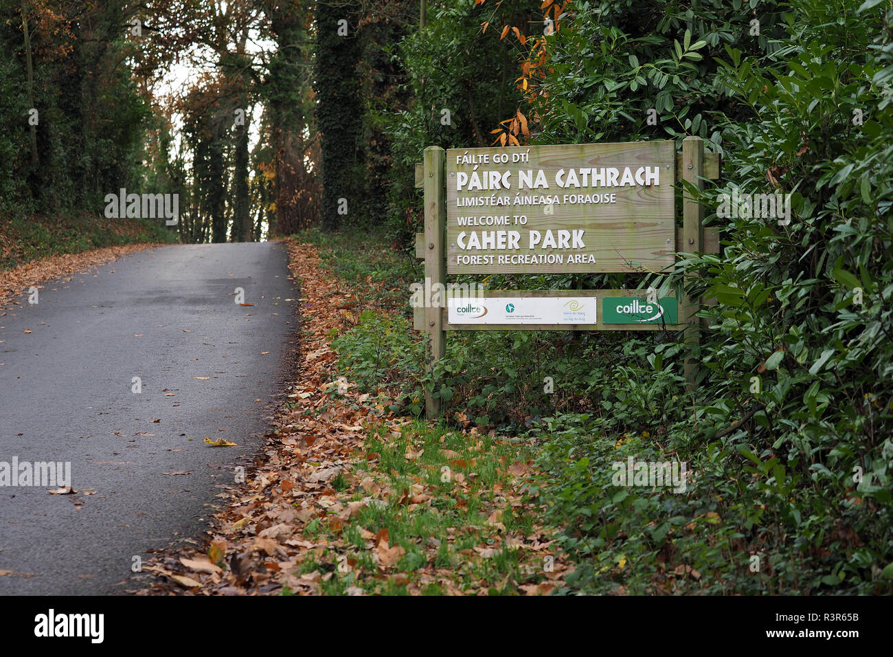 Am Eingang der Caher oder Cahir Park in Cahir, Tipperary, Irland Willkommen Anmelden Stockfoto