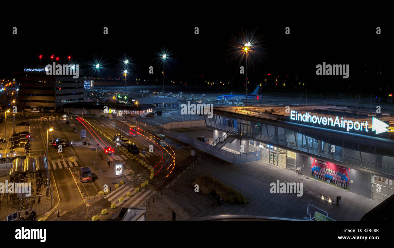 Der Flughafen Eindhoven bei Nacht - langen Belichtungszeit. Stockfoto