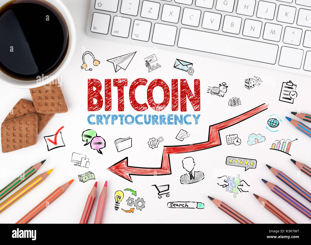 Bitcoin Preis crash Konzept mit Symbolen. Computer, Tastatur und die Tasse Kaffee auf einem weißen Tisch Stockfoto