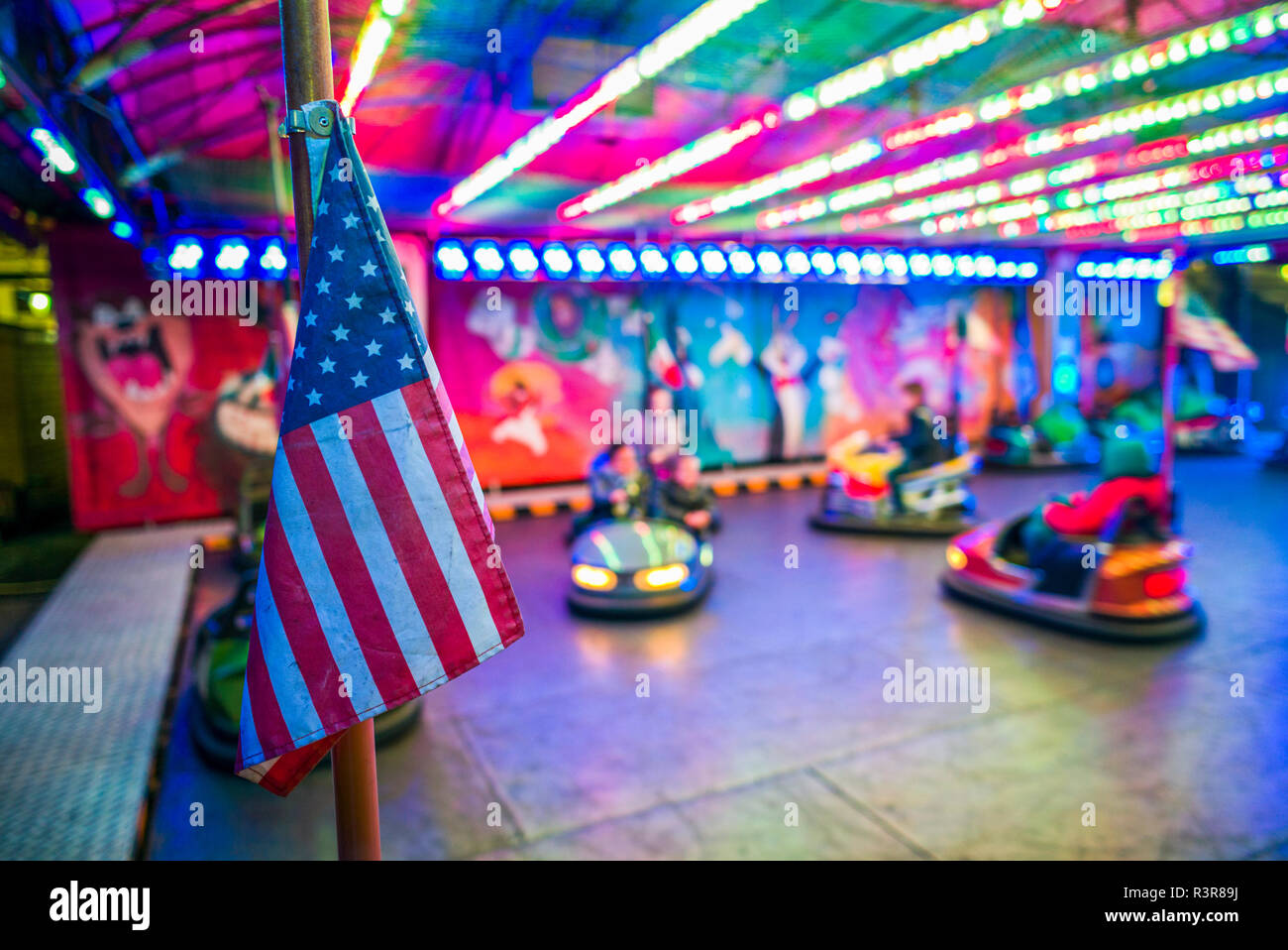 Belgien, Brügge. Weihnachtsmarkt, Autoscooter und US Flag Stockfoto