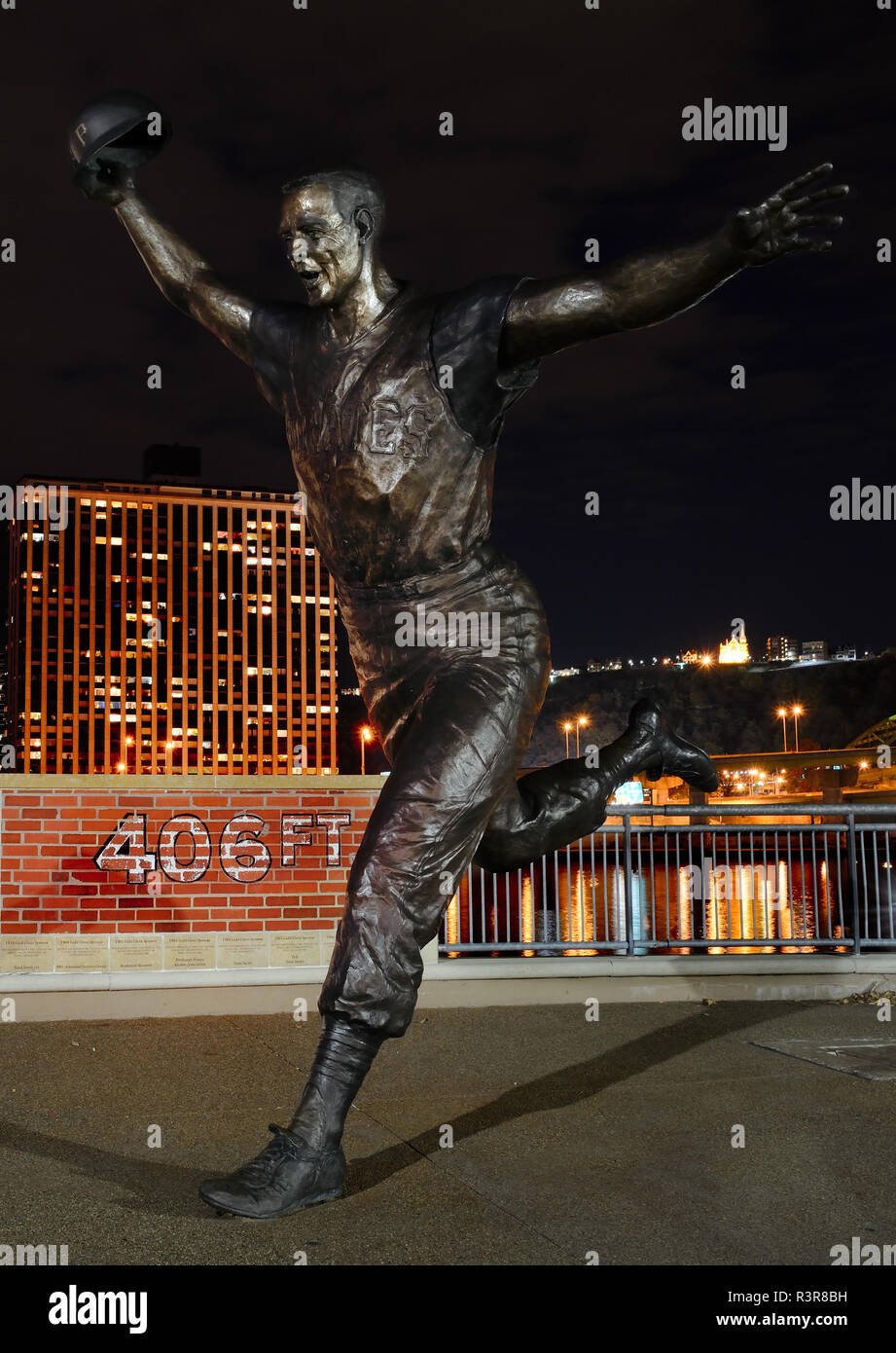 Eine Bronzestatue außerhalb PNC Park auf mazeroski Weise zeigt die Ähnlichkeit mit dem legendären Piraten zweite Basisspieler Rundung der Basen, Pittsburgh, PA, USA Stockfoto