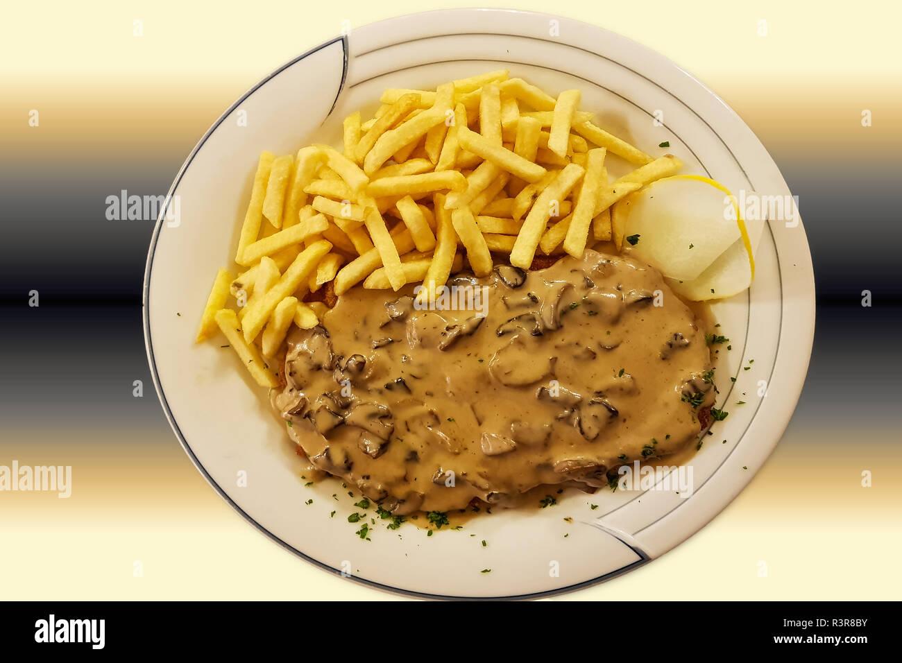 Jaeger Wiener Schnitzel mit Pommes Frites und Pilze close-up auf einem Teller. horizontal oben Ansicht von oben Stockfoto