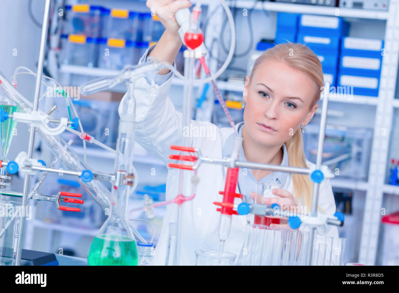 Laboratory Assistant mit chemischen Experiment. Stockfoto