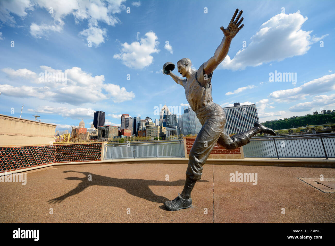 Eine Bronzestatue außerhalb PNC Park auf mazeroski Weise zeigt die Ähnlichkeit mit dem legendären Piraten zweite Basisspieler Rundung der Basen, Pittsburgh, PA, USA Stockfoto