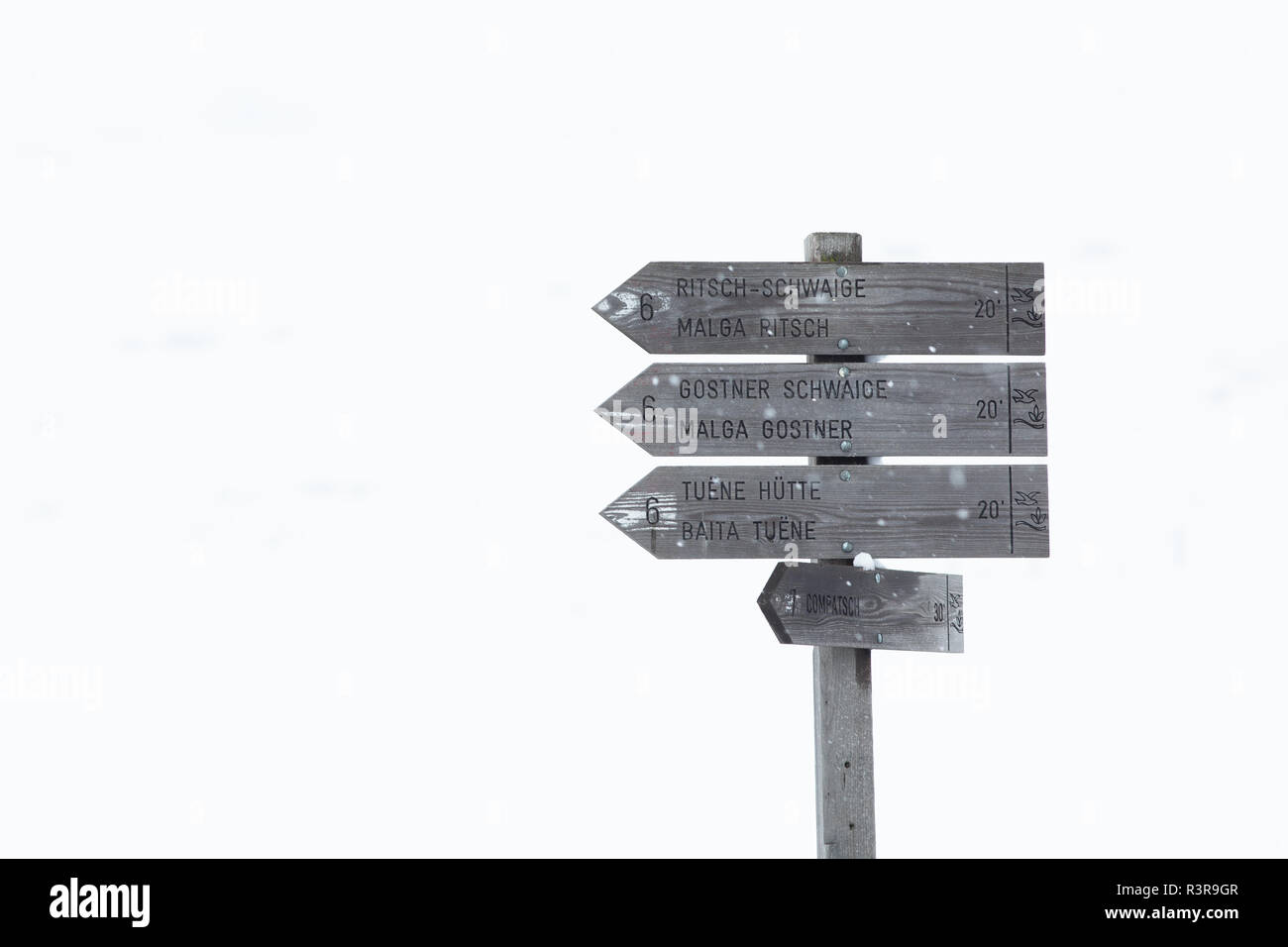 Snowy frühen Winter Landschaft in Seiser Alm. Dolomiten, Italien - Winterurlaub Ziel Stockfoto