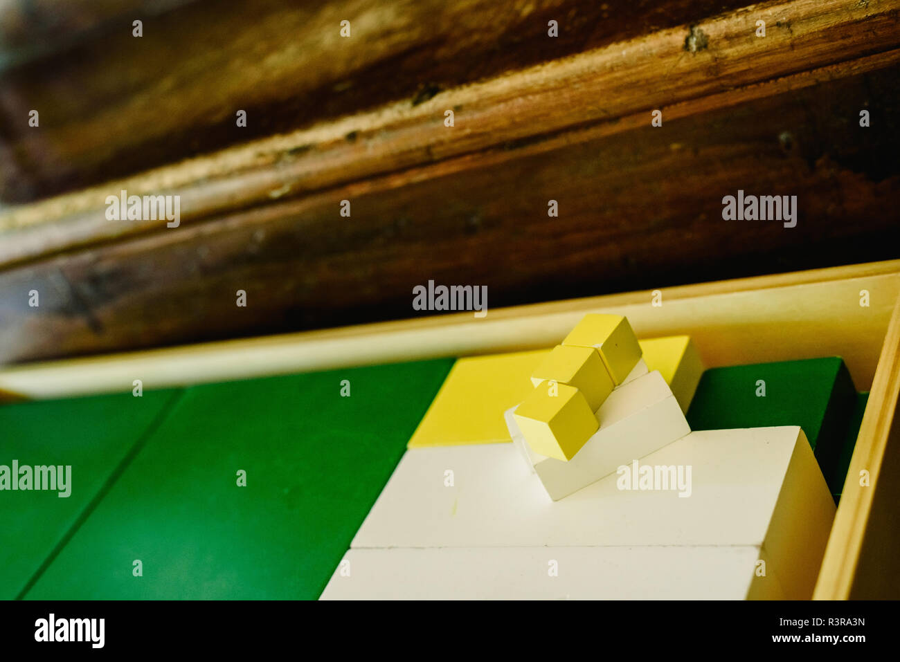 Boxen der Stücke Geometrie lernen und in einem Klassenzimmer Montessori zu zählen Stockfoto