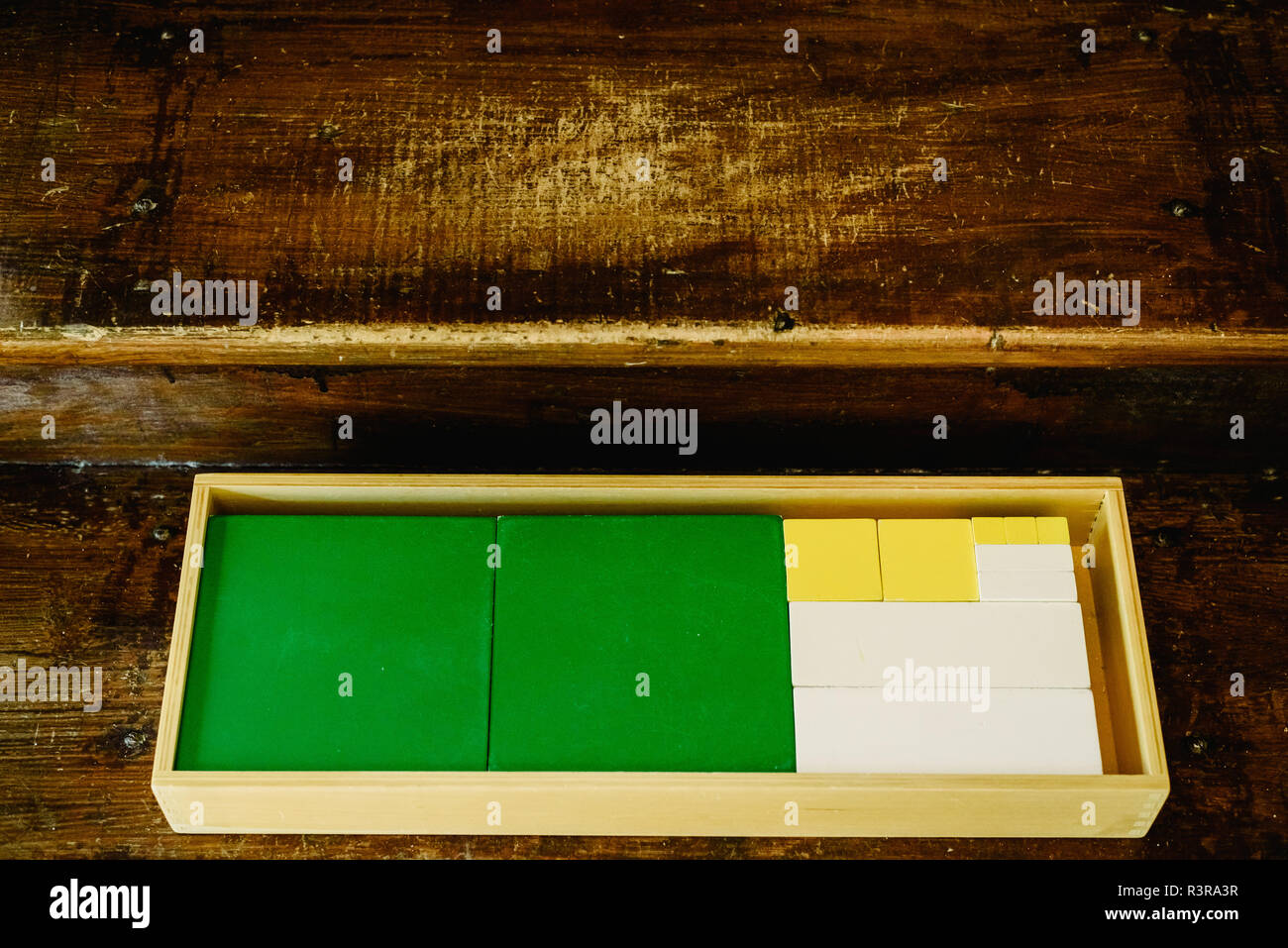 Boxen der Stücke Geometrie lernen und in einem Klassenzimmer Montessori zu zählen Stockfoto