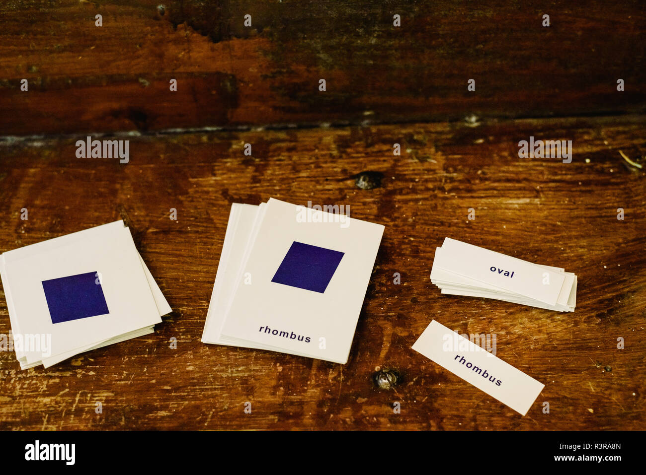Briefe mit geometrischen Formen zu unterrichten Schüler in einer Montessori Classroom Stockfoto